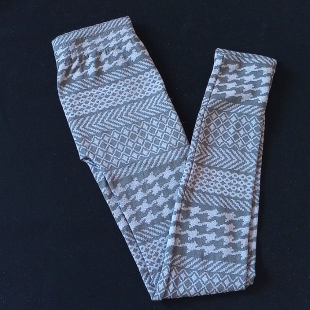 FREE W BUNDLE Eye Candy Ladies Leggings Size:S/M Color:Black/White